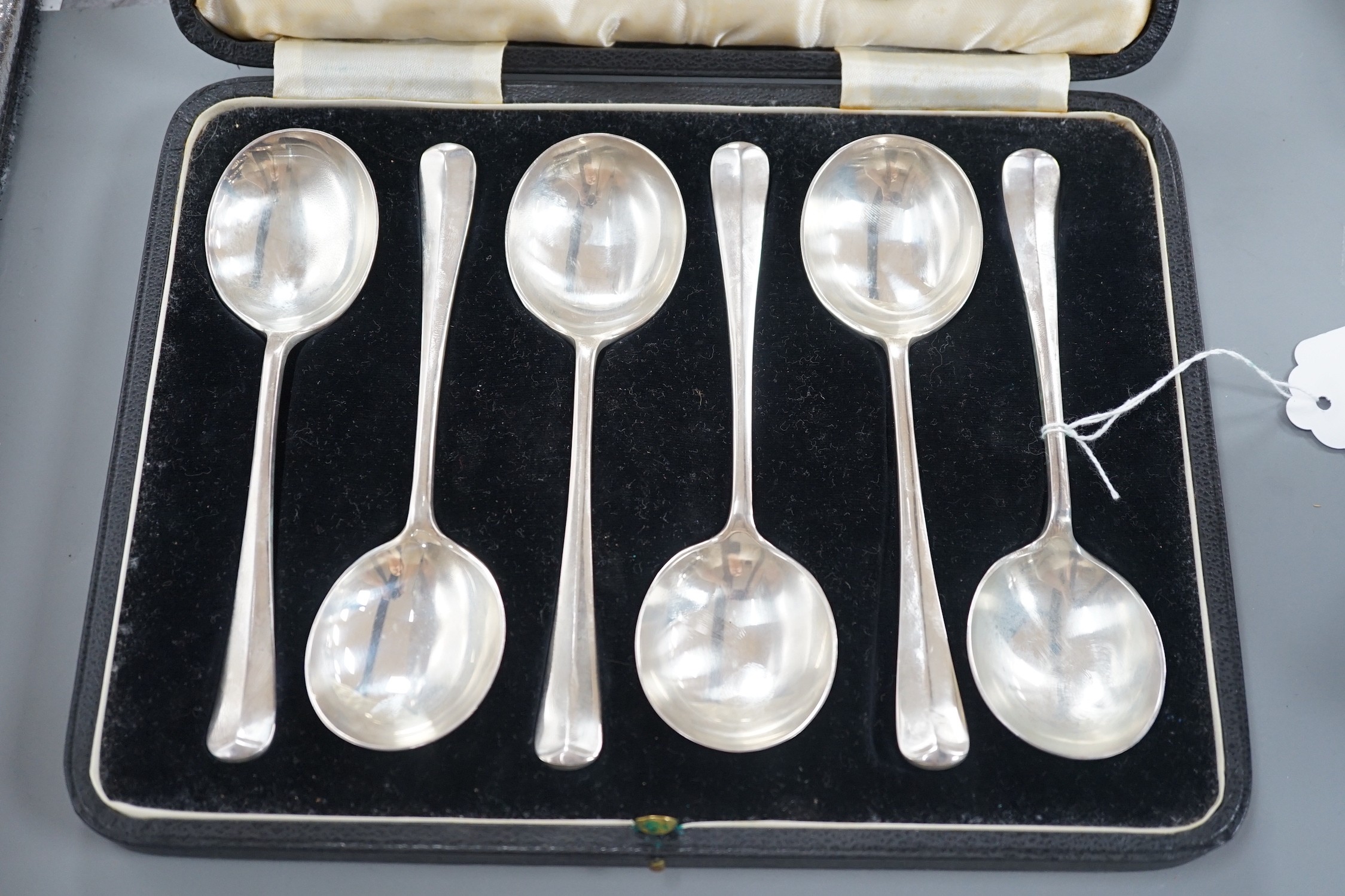 A cased set of six George V silver rat tail pattern soup spoons, Lee & Wigfull, Sheffield, 1935, 10.2oz.